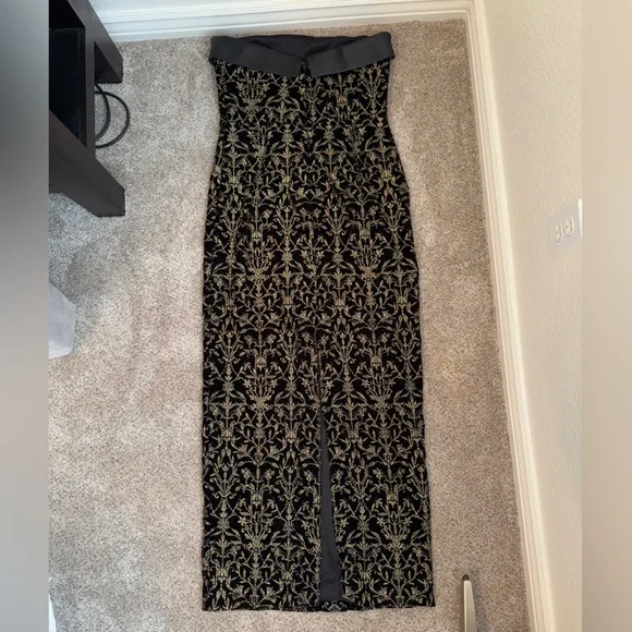 Theia Stunning Black and Gold Strapless Sheath Dress - inbetweenathome.nl